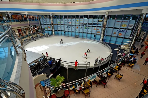 Interior do moderno centro comercial, OAE — Fotografia de Stock