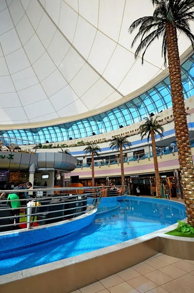 Interno del moderno centro commerciale, OAE — Foto Stock