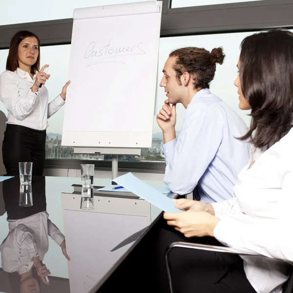 Groep van kantoorpersoneel in een directiekamer presentatie — Stockfoto