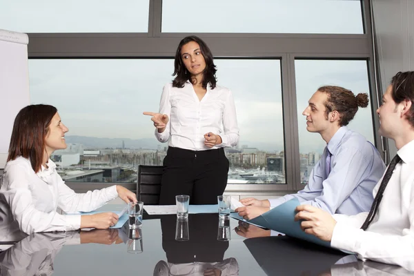 Latin businesswoman in an office with her team in an office — Stock Photo, Image