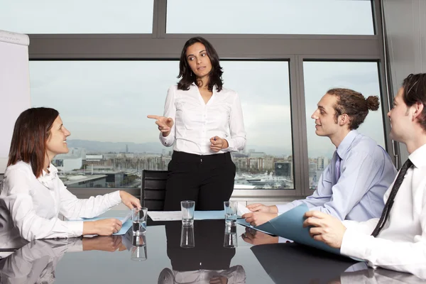 Lateinamerikanische Geschäftsfrau in einem Büro mit ihrem Team in einem Büro — Stockfoto