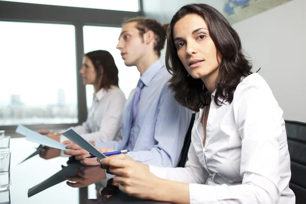 Vertrouwen Latijns-zakenvrouw in office — Stockfoto