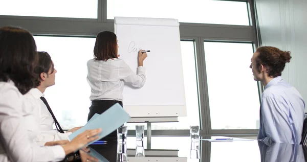 Groupe de travailleurs de bureau dans une présentation de salle de conférence — Photo