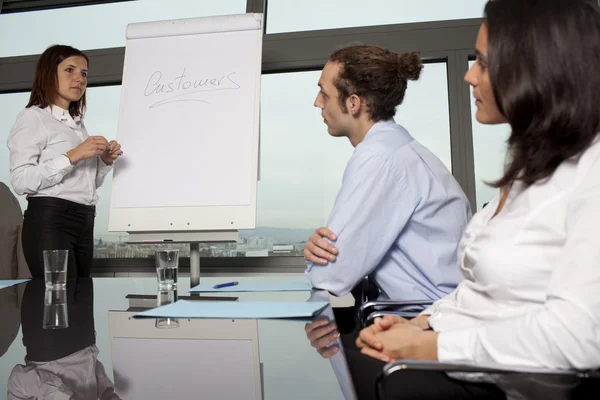 Groep van kantoorpersoneel in een directiekamer presentatie — Stockfoto