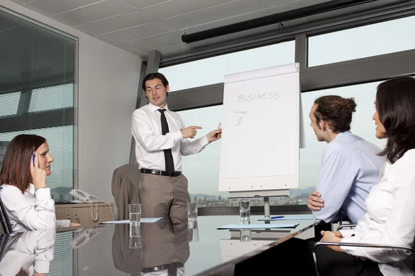 Groupe de travailleurs de bureau dans une présentation de salle de conférence — Photo