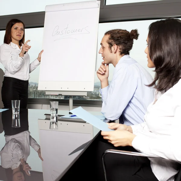 Groupe de travailleurs de bureau dans une présentation de salle de conférence Image En Vente