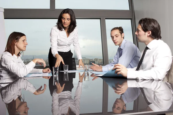 Latin businesswoman in an office with her team in an office — Stock Photo, Image