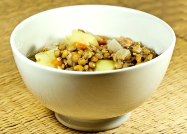 kahverengi arka plan beyaz bir kase mercimek çorbası