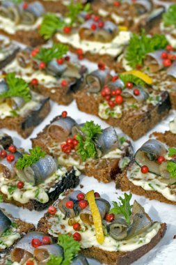 ekmek dilimleri üzerine Baltık ringa balığı