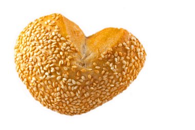 kalp şeklinde ekmek rulo ile üzerine beyaz izole susam