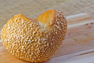 kalp şeklinde ekmek rulo susam ile ahşap üzerine