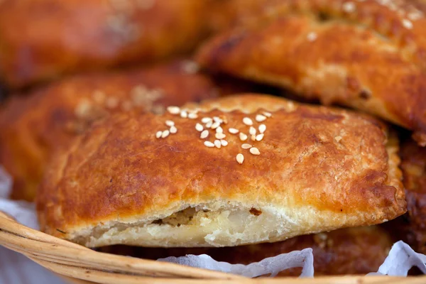 Pasties cheio de carne picada e sementes de gergelim — Fotografia de Stock