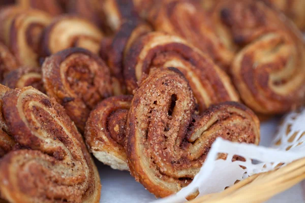 Rolos de canela de cozimento de alimentos Fotos De Bancos De Imagens