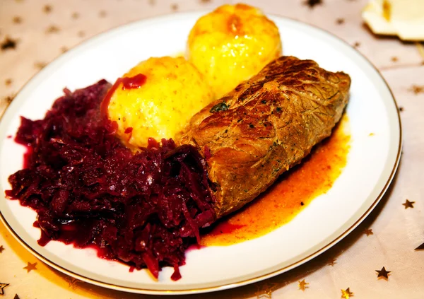 Lebensmittel, Fleisch, Rindfleisch Oliven, Knödel, Rotkohl — Stockfoto