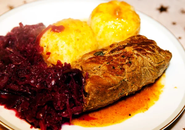 Lebensmittel, Fleisch, Rindfleisch Oliven, Knödel, Rotkohl — Stockfoto