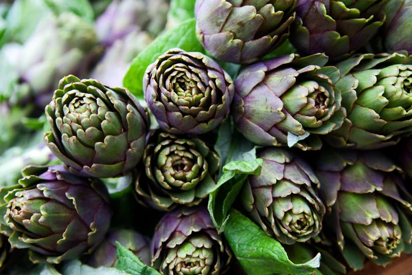 Fresh artichokes sold at a market — Stock Photo, Image