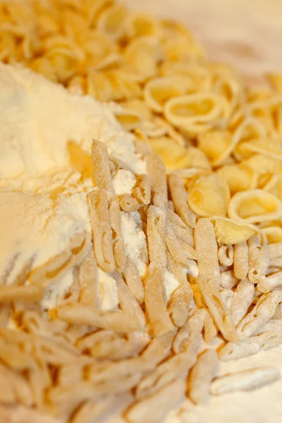 Čerstvé domácí těstoviny orecchiette a fricelli — Stock fotografie