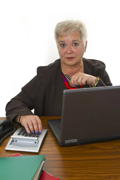 Kvinna senior arbetar på kontor — Stockfoto