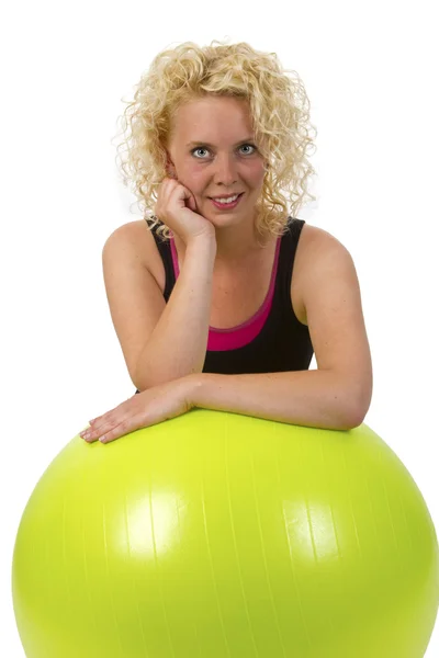 Hermosa mujer joven con pelota de gimnasio — Foto de Stock