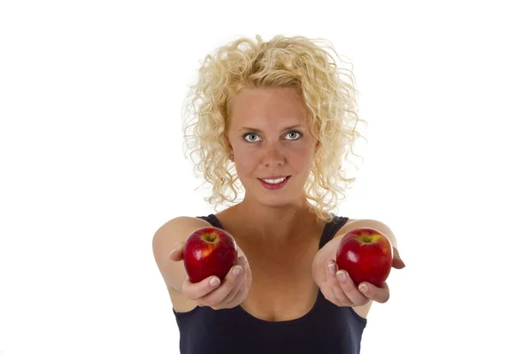 Όμορφη ξανθιά γυναίκα, κρατώντας κόκκινα μήλα — Φωτογραφία Αρχείου
