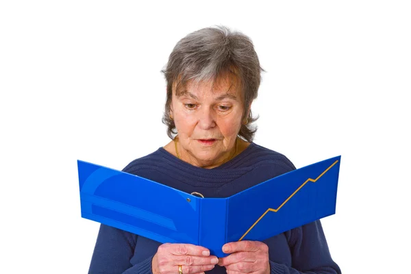 Жінка старший, дивлячись на звіт про обліковий запис — стокове фото