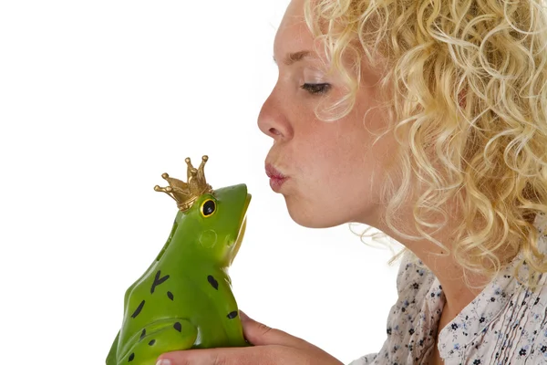 Young woman kissing a frog prince — Stock Photo, Image