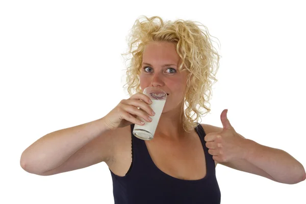 Junge Frau trinkt Glas frische Milch — Stockfoto