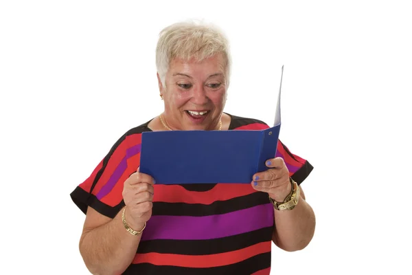 Mujer senior mirando el estado de cuenta — Foto de Stock