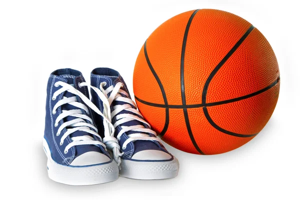 Голубая спортивная обувь и баскетбол — стоковое фото