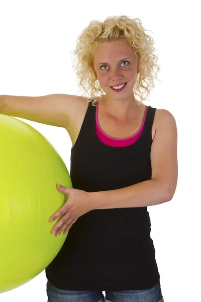 Hermosa mujer joven con pelota de gimnasio — Foto de Stock