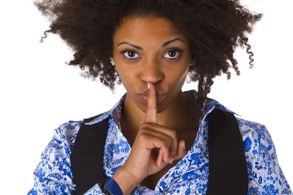 Jovem afro-americana dizendo shhh — Fotografia de Stock