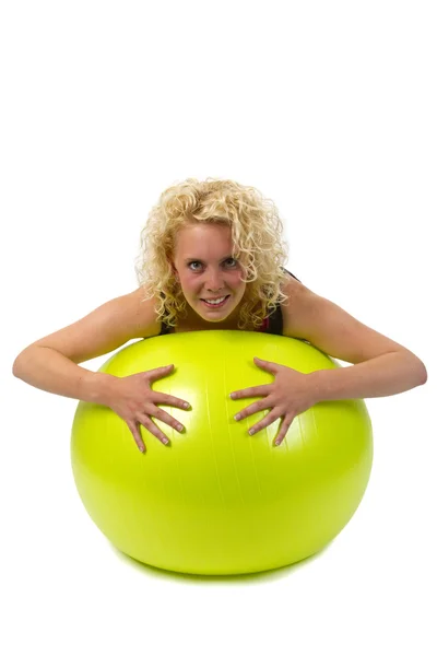 Hermosa mujer joven con pelota de gimnasio — Foto de Stock