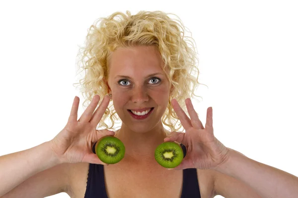 Νέα γυναίκα που κρατά kiw φρούτων — Φωτογραφία Αρχείου