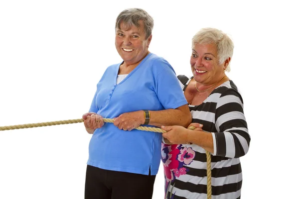 Dois idosos femininos puxando uma corda — Fotografia de Stock