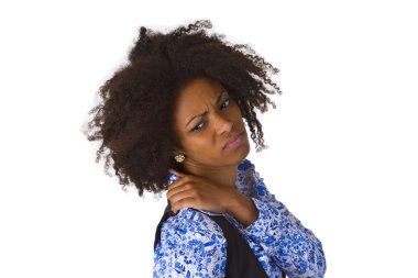 omuz ağrısı ile Afro Amerikalı kadın
