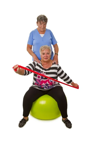 Duas mulheres idosas exercícios — Fotografia de Stock