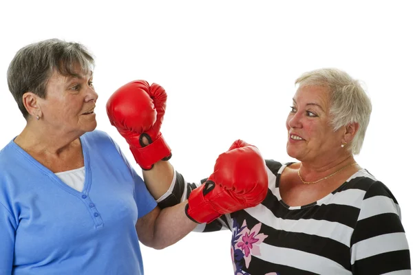 Zwei Seniorinnen mit rotem Boxhandschuh — Stockfoto