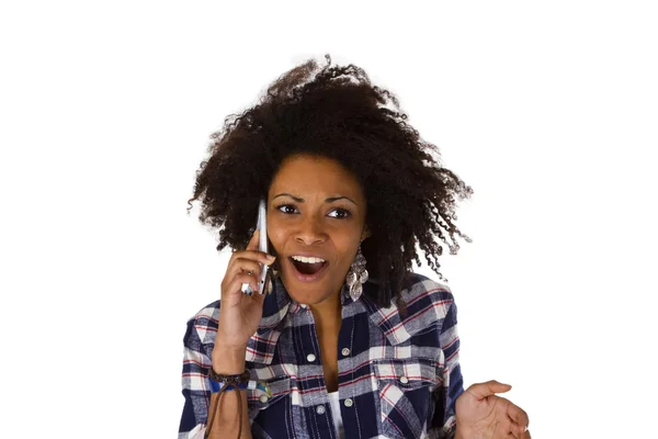 Opgewonden african american vrouw met mobiele telefoon — Stockfoto