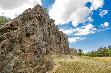 Hesse Almanya 'sında Eschbacher kayalıkları denilen yerel dinlenme alanı da tarihi taş anıt..