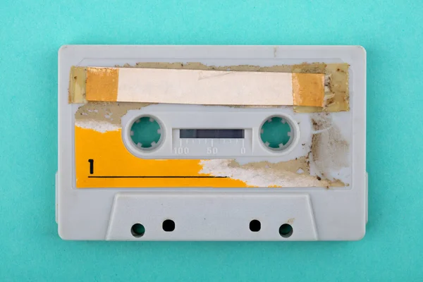 緑の上に隔離された古い中古オーディオテープ背景 — ストック写真