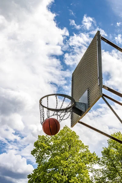 Verwitterter Basketballkorb Einem Sonnigen Sommertag — Stockfoto