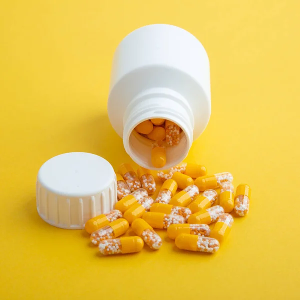 Yellow Pills White Pill Box Yellow Background — Stock Photo, Image