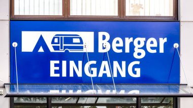 GIESSEN, GERMANY, 2021-06-10 BERGER LOgo GIessen 'deki bir kamp deposunda. Fritz Berger kamp malzemeleri ve ekipman sağlıyor..