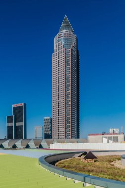 Frankfurt, Almanya - 9 Ekim 2021 - Messeturm (Türkçe: Ticaret Fuarı Kulesi), Almanya 'nın Frankfurt şehrinde yer alan 63 katlı bir gökdelendir. 