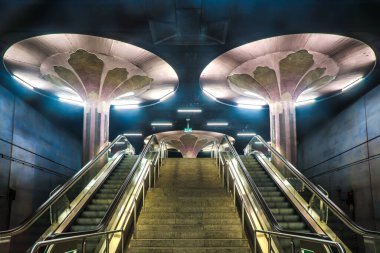Frankfurt, Almanya - 09 Ekim 2021: Westend Metro İstasyonu 'nun muhteşem iç tasarımı ikinci ismi verdi - Palms Garden