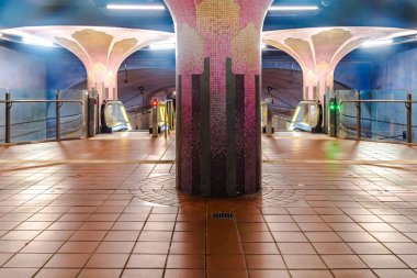 Frankfurt, Almanya - 09 Ekim 2021: Westend Metro İstasyonu 'nun muhteşem iç tasarımı ikinci ismi verdi - Palms Garden