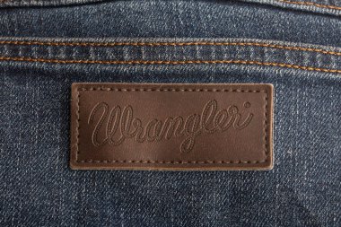 Huettenberg, Almanya - 2021-10 Wrangler Jeans etiketi kapatın, ürün vuruldu.