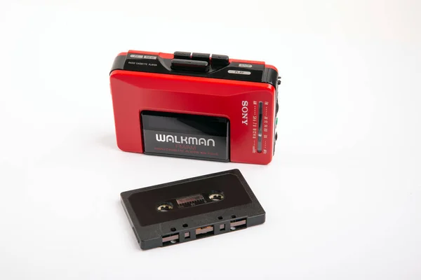Huettenberg Alemania 2021 Hermoso Rojo Vintage Sony Walkman Sobre Fondo —  Fotos de Stock