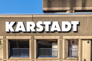 GIESSEN, GERMANY - 2021 _ 04 _ 09: Karstadt Mağaza Logosu. 1881 yılında Wismar 'da kurulan ve merkezi Essen' de bulunan bir Alman mağaza zinciri..