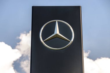 GIESSEN, GERMANY - 2021 _ 04 _ 09: Modern bir reklam direğine asılı Mercedes-Benz logosu. Mercedes-Benz, Alman DAX şirketi Daimler 'in küresel otomobil markası..